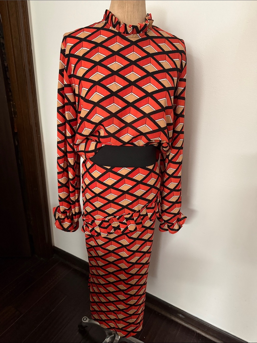 Geometric vintage set top with skirt